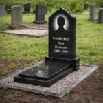 Гранитный памятник вертикальный из габбро с подставкой на могилу